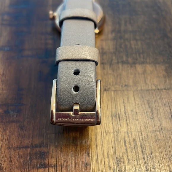 MARC BY MARC JACOBS BAKER GREY AND ROSEGOLD WATCH - Picture 2 of 5